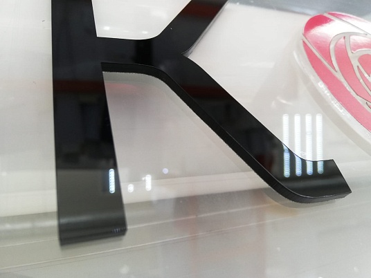 Табличка из оргстекла на дистанционных держателях