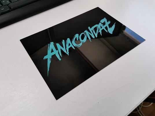 Табличка из металла с черным глянцевым покрытием и уф печатью