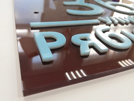 Табличка с объемными буквами