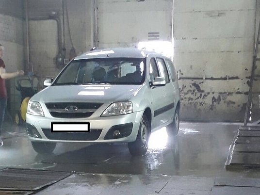 Реклама автомобиля Ларгус "Сервисный центр Ормет"