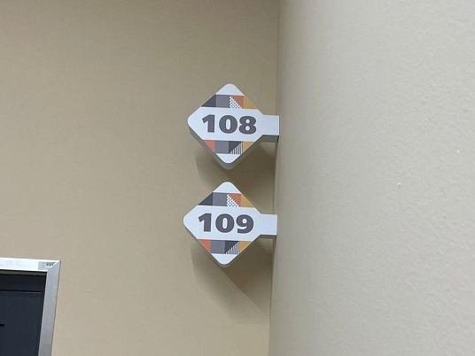 Торцевые таблички. Монтируются перпендикулярно стене.