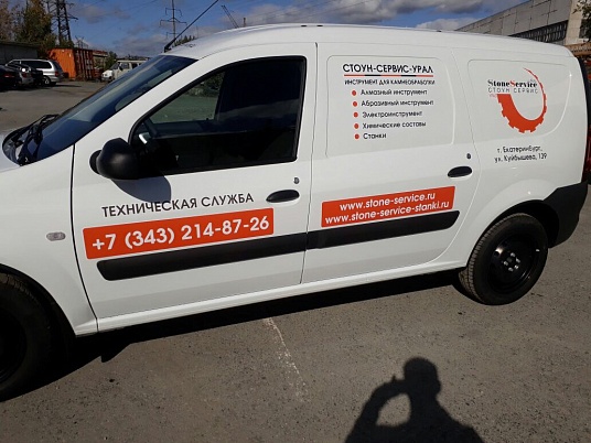 Реклама на автомобиле лада ларгус для СТОУН-СЕРВИС