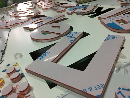 Вывеска световая. Первый музыкальный магазин