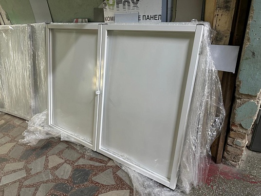 Магнитный информационный стенд с дверцами на замке 