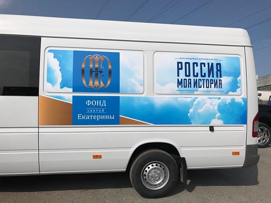 Изготовление и нанесение рекламы на автомобиль Мерседес Спринтер