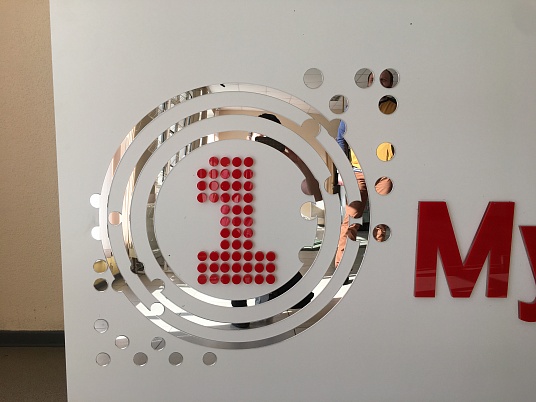 Вывеска световая. Первый музыкальный магазин